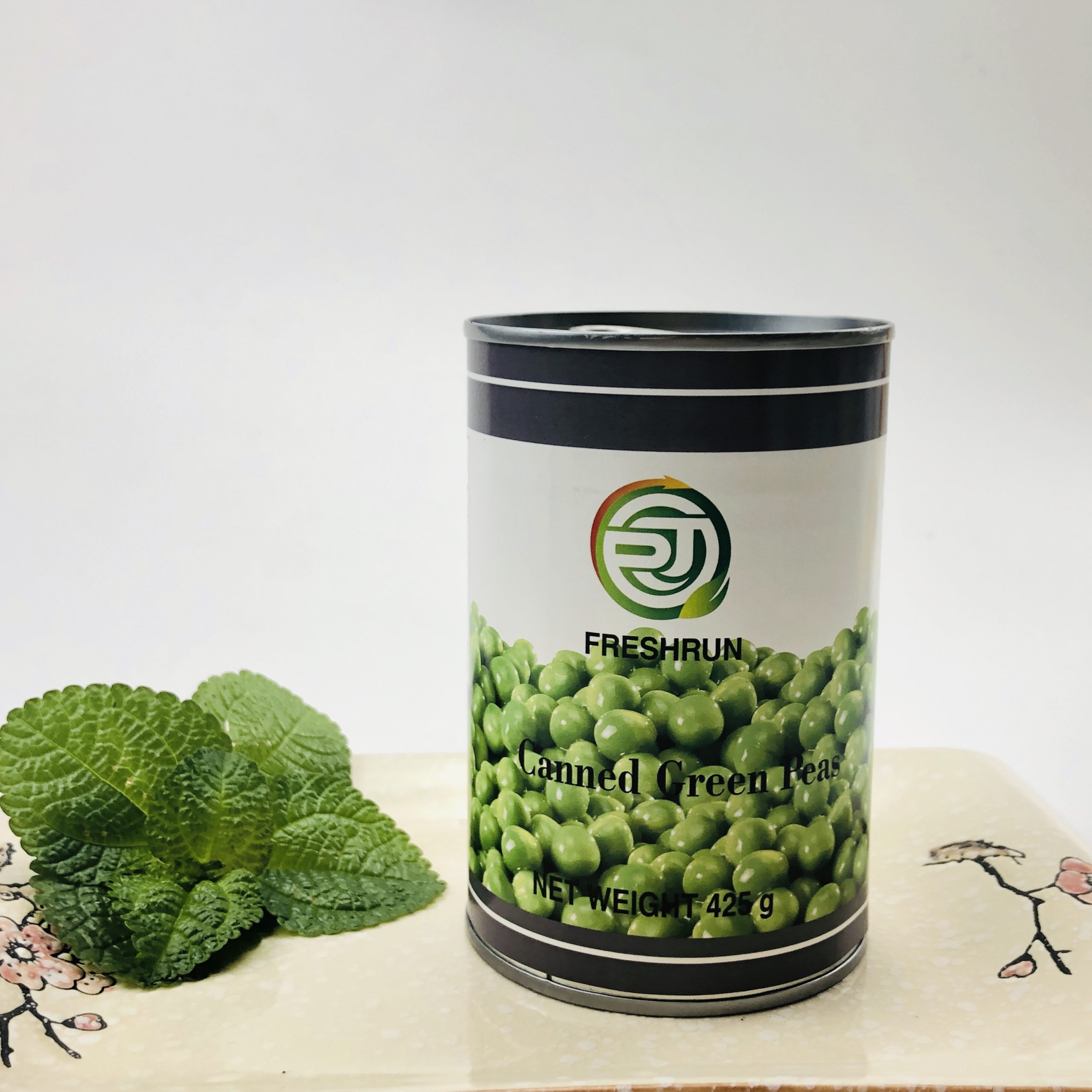 Canned green peas in brine