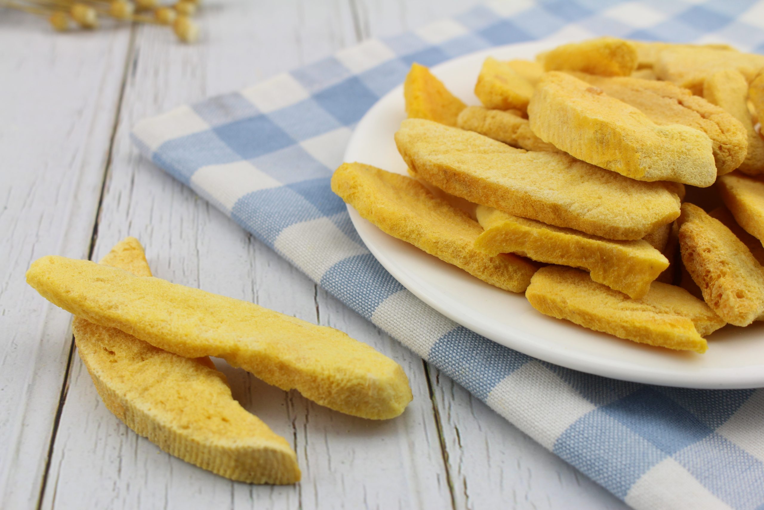 Freeze-dried mango pieces